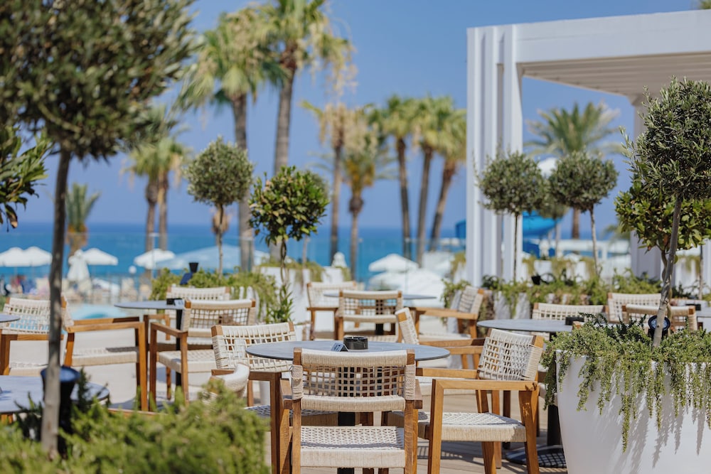 Golden Coast Beach Hotel 36/50