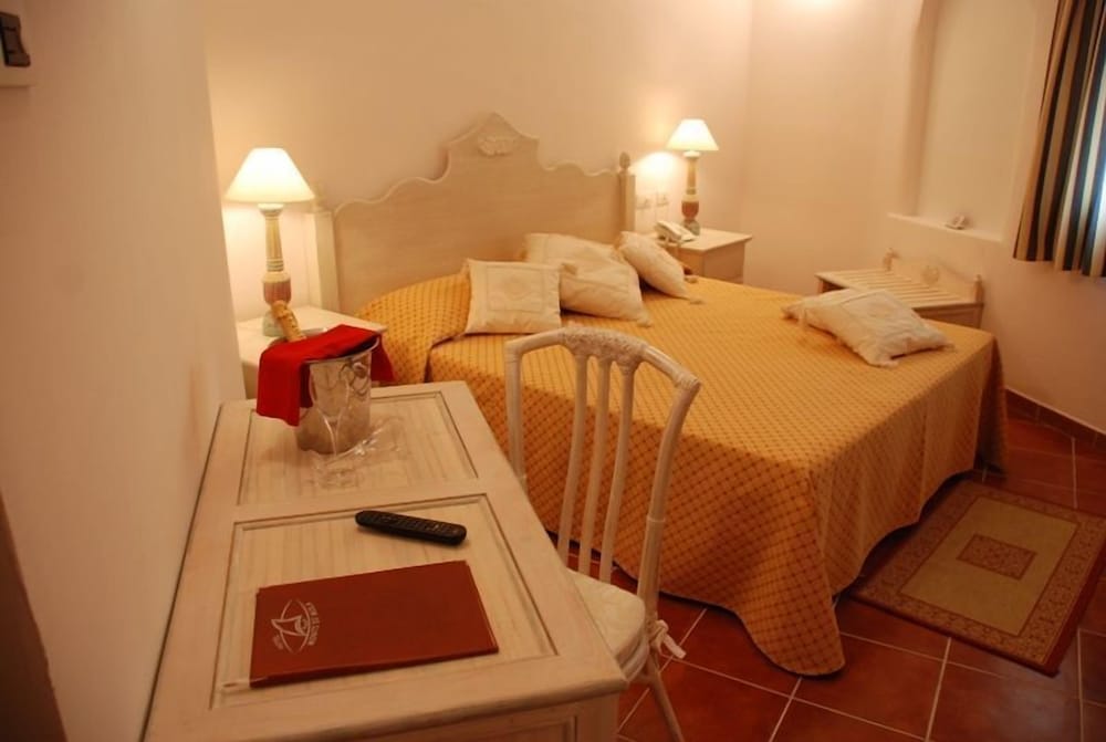 Hotel Monti Di Mola 36/61