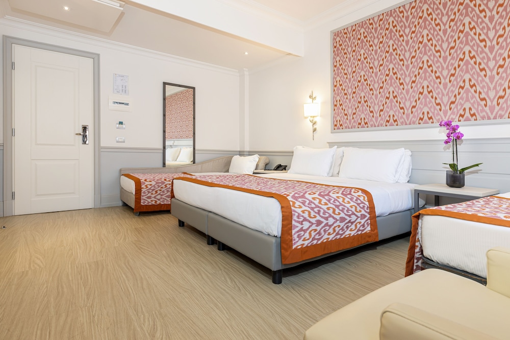ROOM, QUADRUPLE