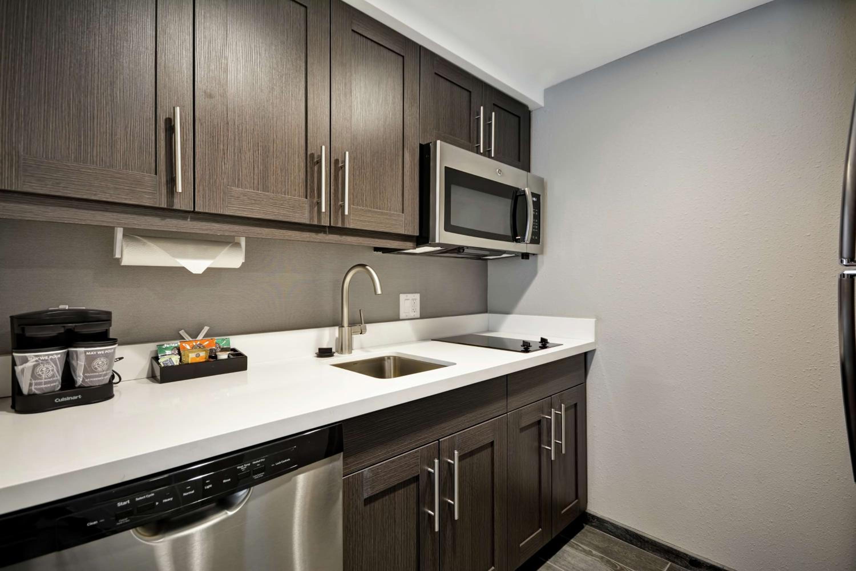 جناح بسرير كينج بغرفة نوم واحدة مع أريكة، HOMEWOOD SUITES BY HILTON RALEIGH CARY I-40 4/5