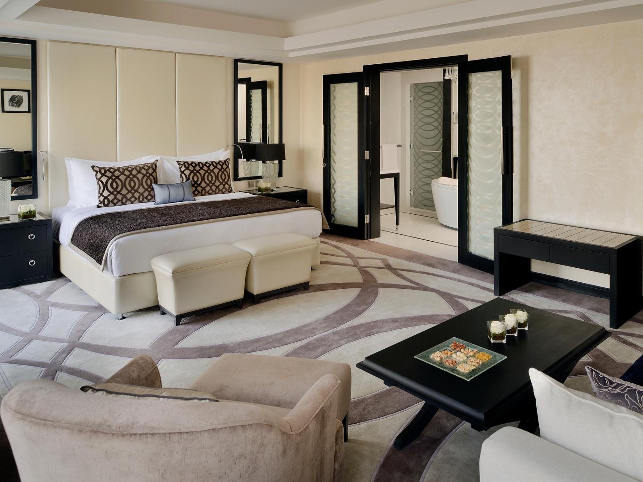 جناح ملكي بسرير كينج وسريرين كينج بغرفتي نوم، فوكو الرياض(voco Riyadh by IHG) 4/10