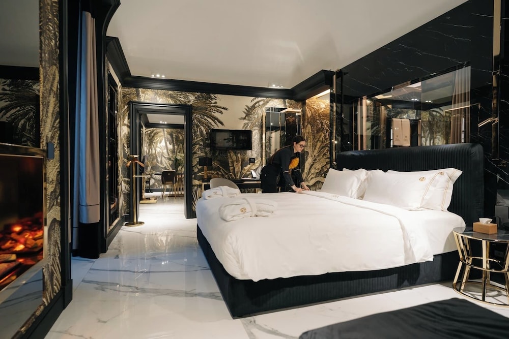 LUXURY, SUITE