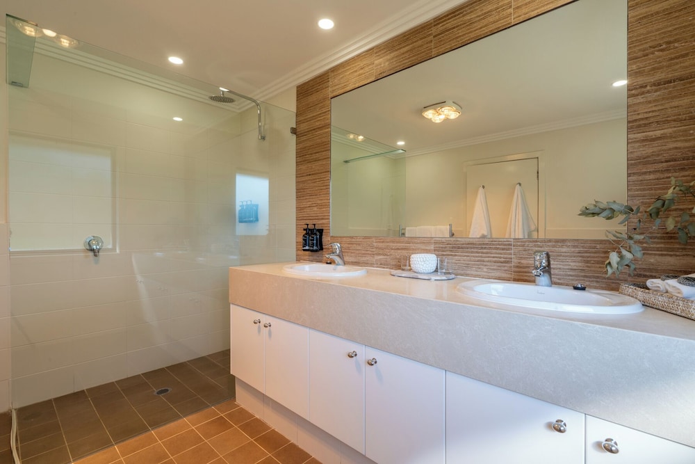 Premier, Suite, King Bed, Sofa, HERMITAGE LODGE 4/6