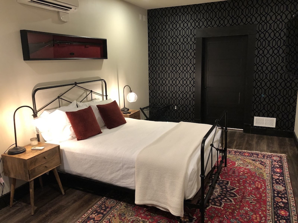 Gunrunner Boutique Hotel 16/63