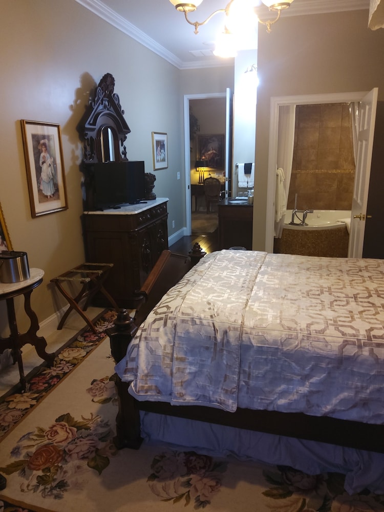 Inntiquity A Country Inn 24/50