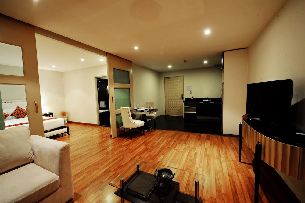 The Bless Hotel And Residence 70/80