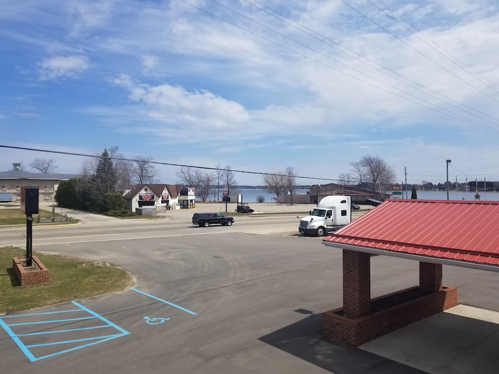 Econo Lodge Cadillac, MI 39/40