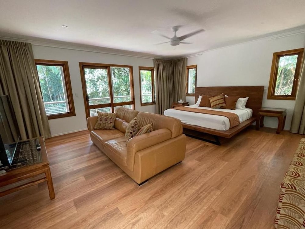 PETHERS RAINFOREST RETREAT 6/50