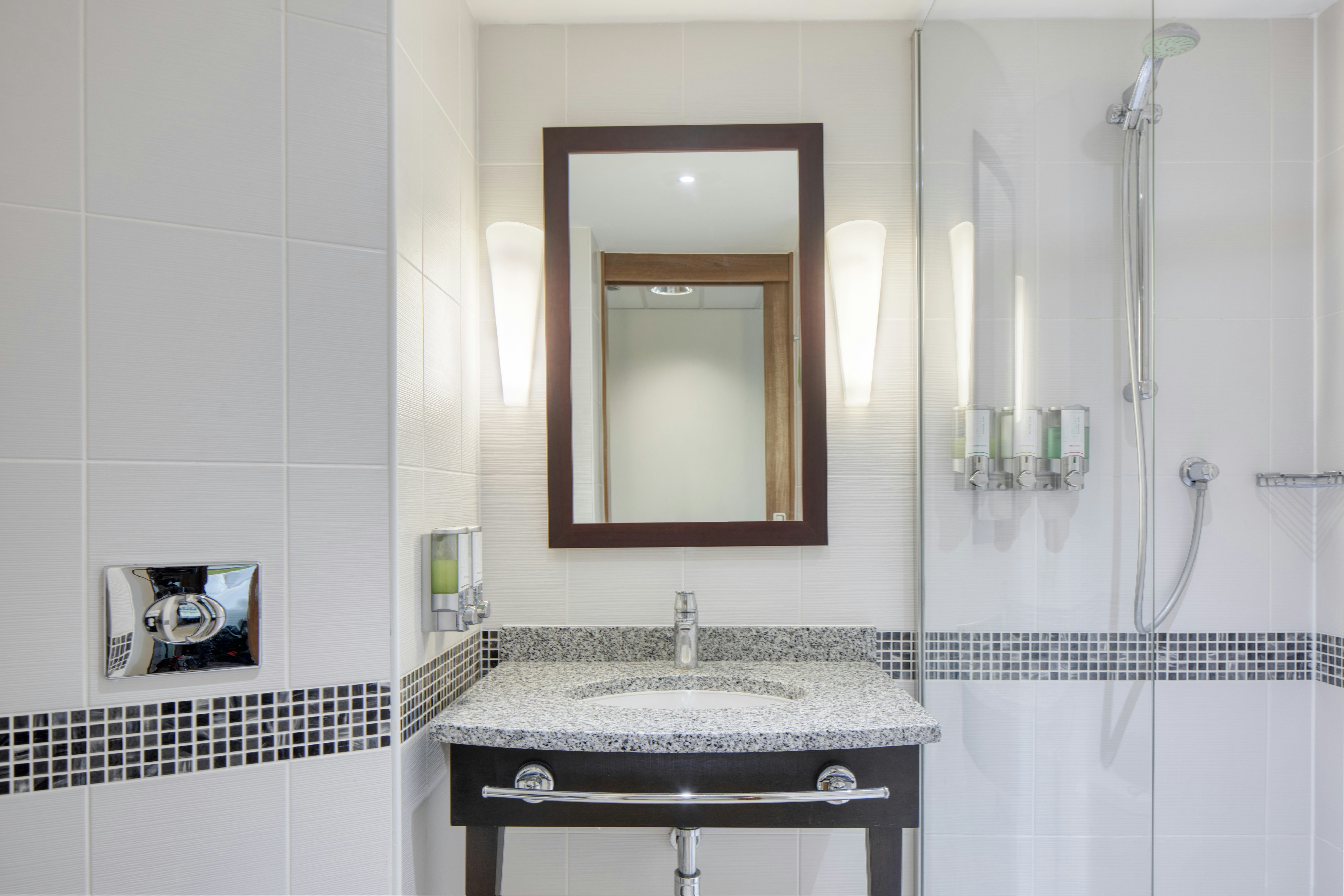 غرفة بسرير كينج في طابق مرتفع، HAMPTON BY HILTON YORK 4/4