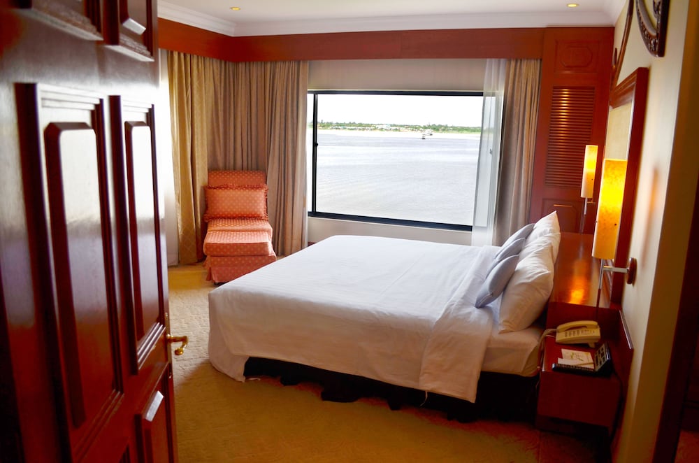 River, Executive, Suite, King Bed, Sofa, Cambodiana Hotel 4/9