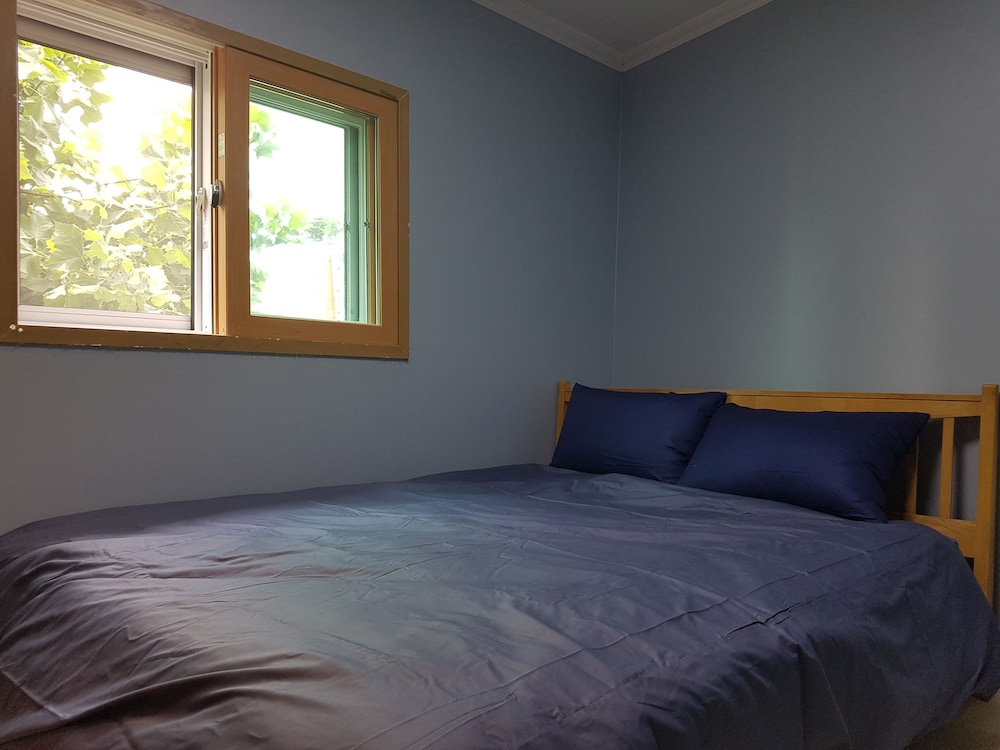 ROOM, DOUBLE BED