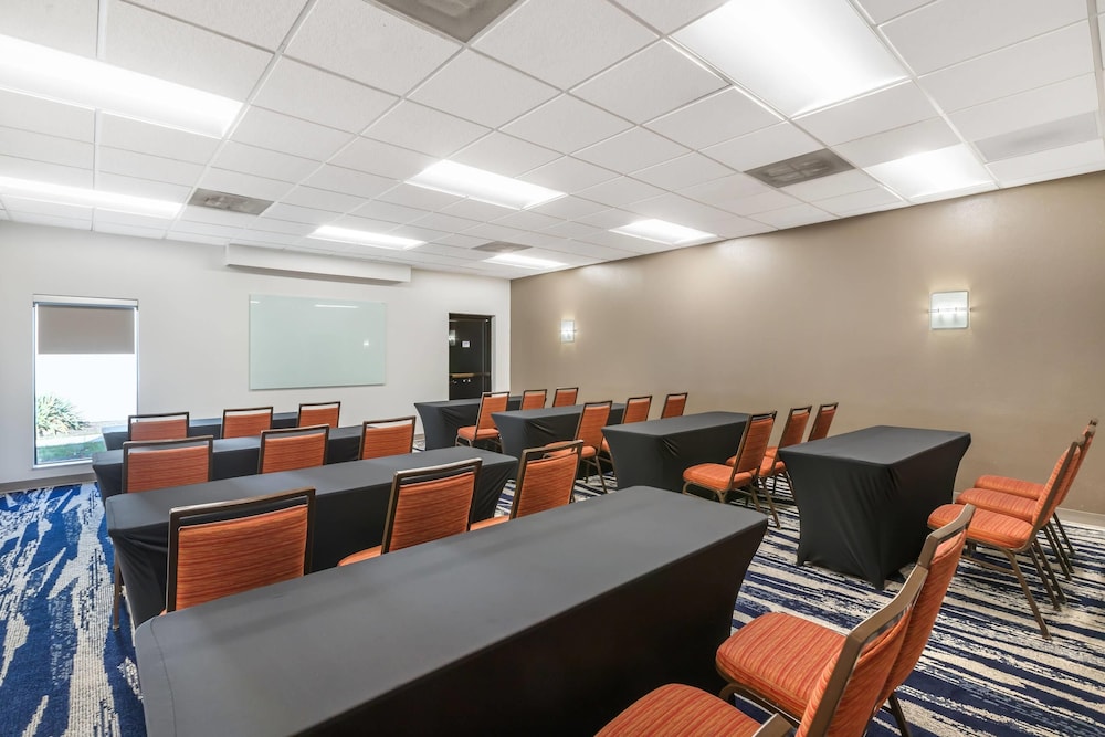 Comfort Inn and Suites Arlington Heights Wilke Rd 57/69