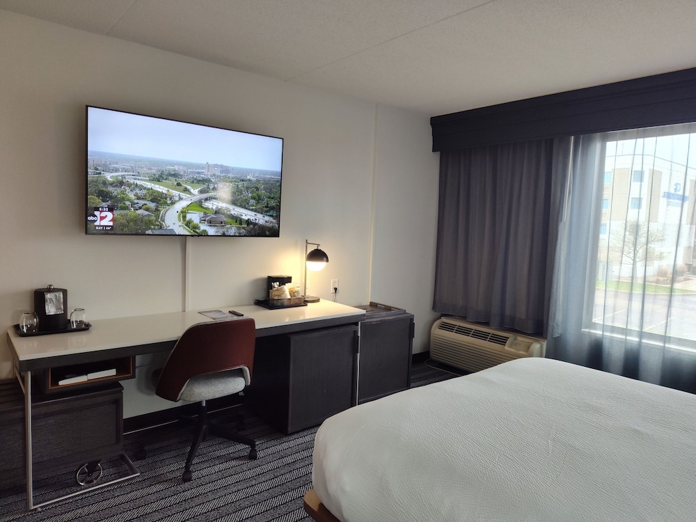 غرفة بسرير كينج مع أريكة، Courtyard by Marriott Flint Grand Blanc 3/10