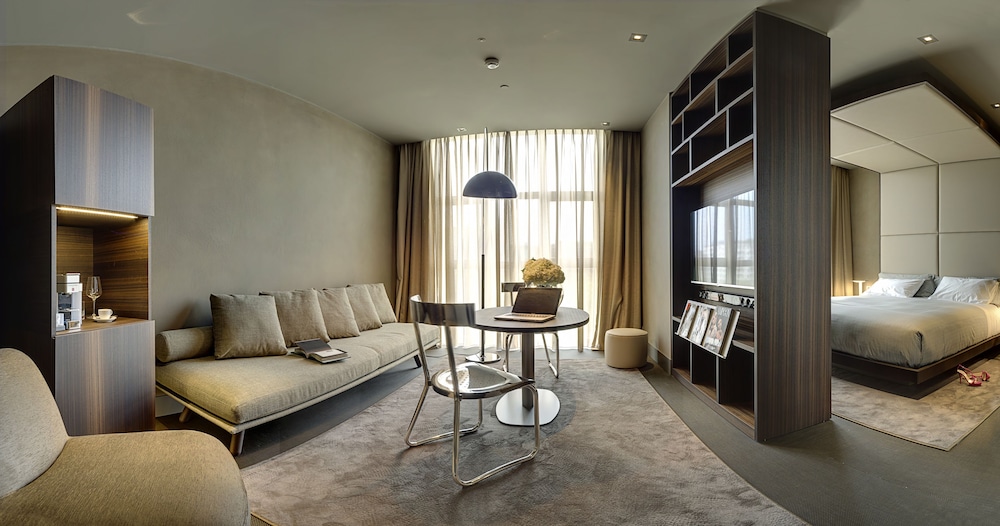Extra Me, Connecting, Junior Suite