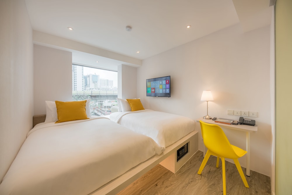 ROOM, KING AND TWIN BEDS, CITY VIEW