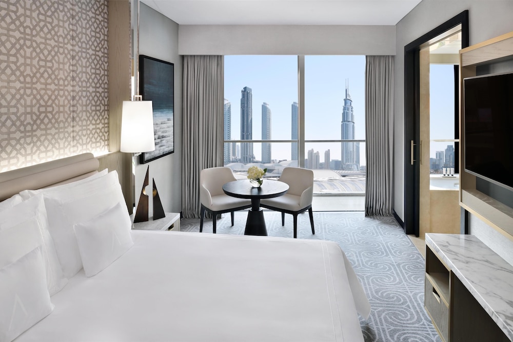 CLUB, DELUXE, KING BED, CITY VIEW