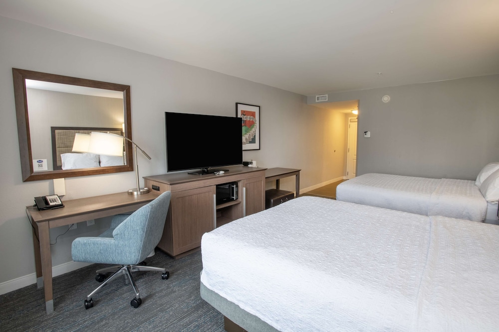 غرفة بسريرين كوين بحوض استحمام لذوي الإعاقة، Hampton Inn Suites Cincinnati Kenwood Oh 6/10