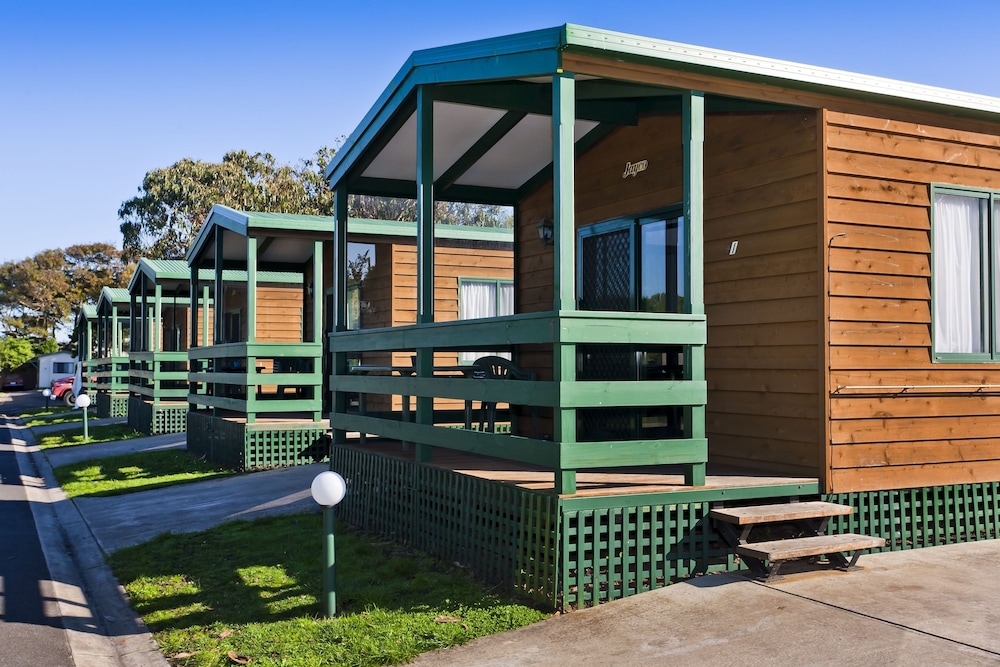 PORTLAND HOLIDAY VILLAGE 37/50