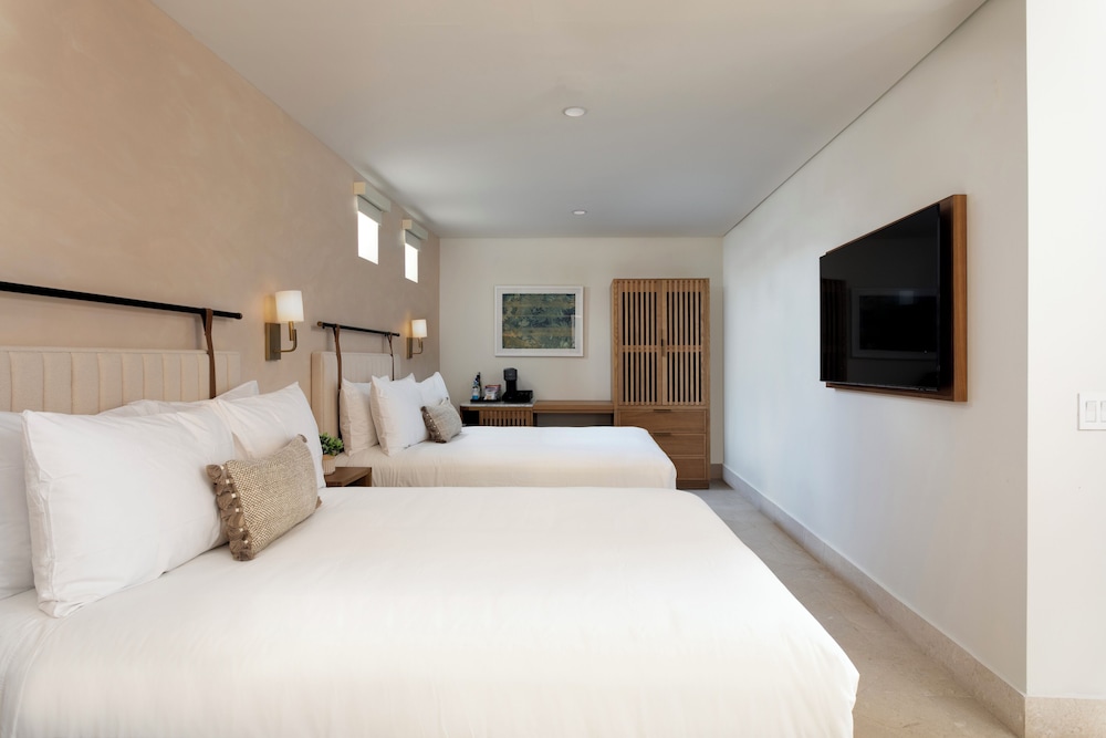 DELUXE, 2 QUEEN BEDS