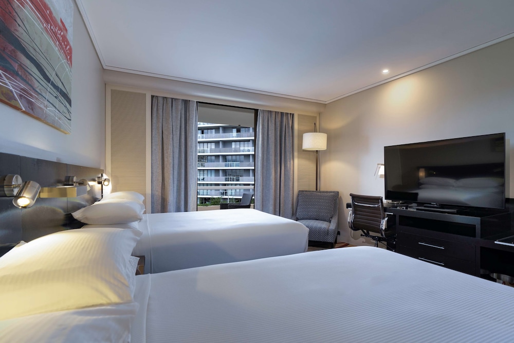 Hilton Cairns Hotel 28/85
