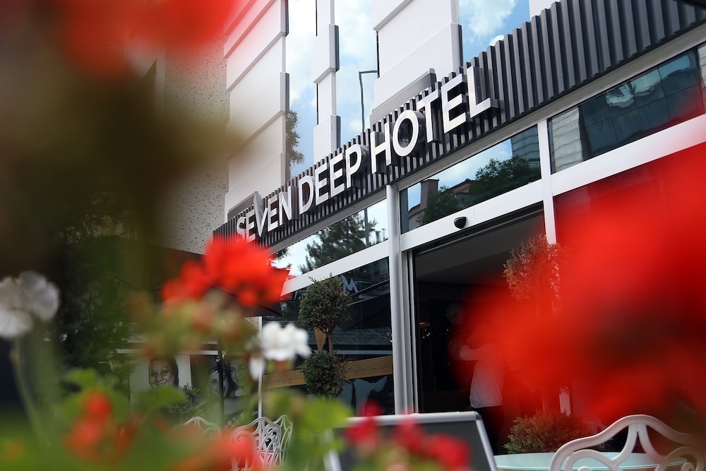 Seven Deep Hotel 9/42