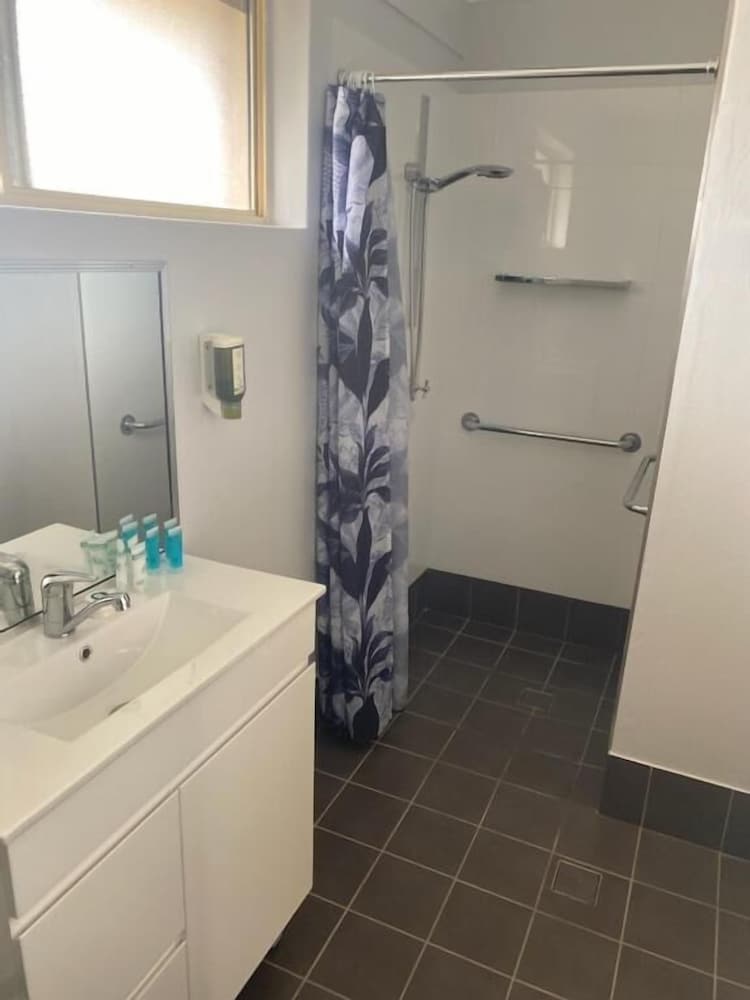 Lake Macquarie Motor Inn 48/50