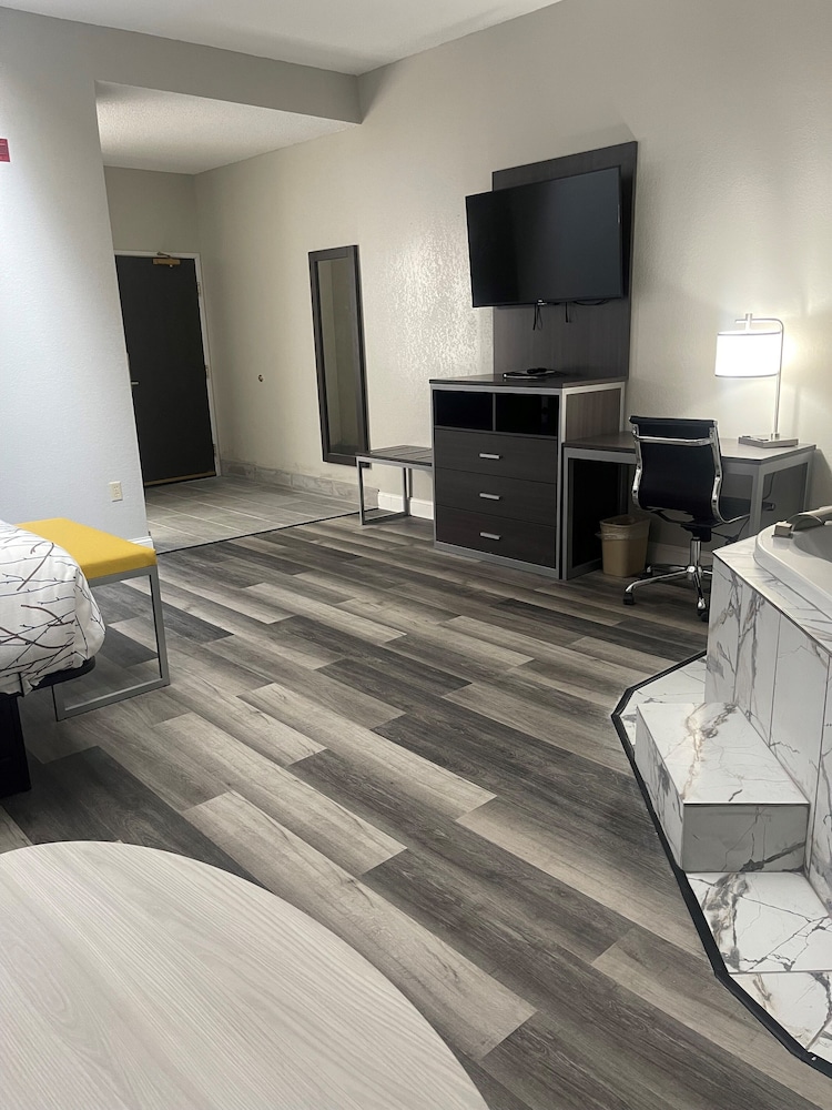 HomeTown Inn and Suites Belle Plaine 25/65