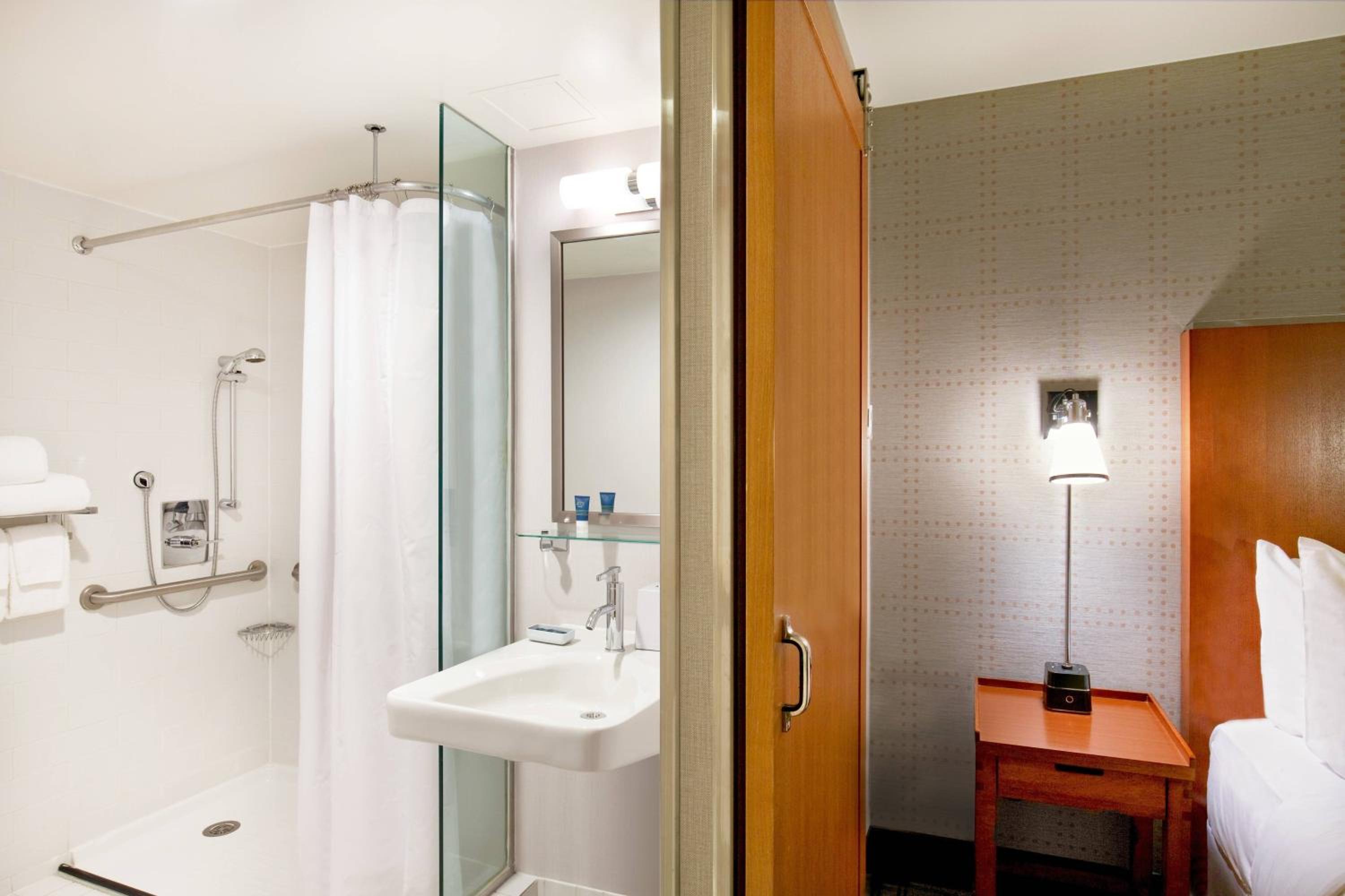 جناح بسرير كينج، Four Points by Sheraton Midtown Times Square 8/10