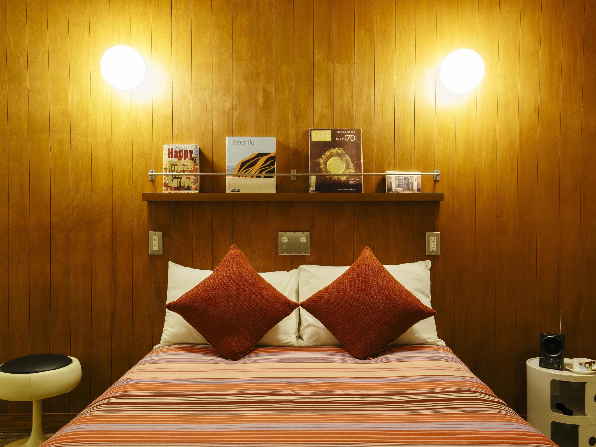 ROOM, DOUBLE BED