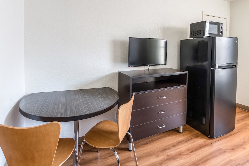 Studio6 Arlington, TX 49/57