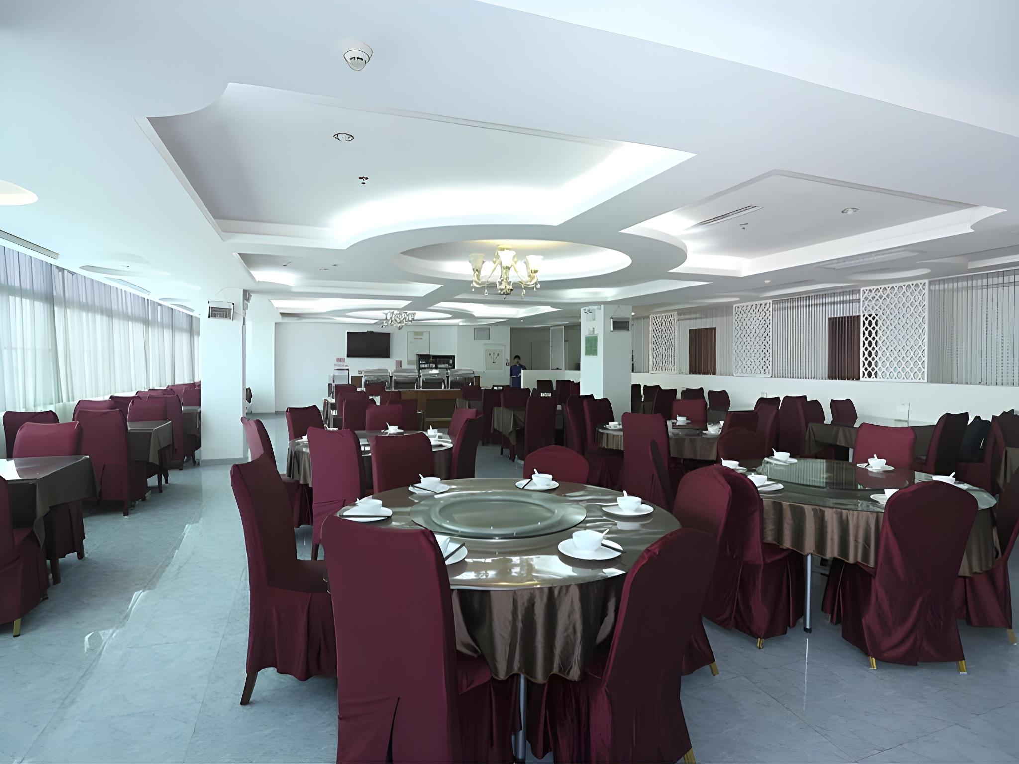 Vienna Hotel (Shantou Convention and Exhibition Center) 47/54