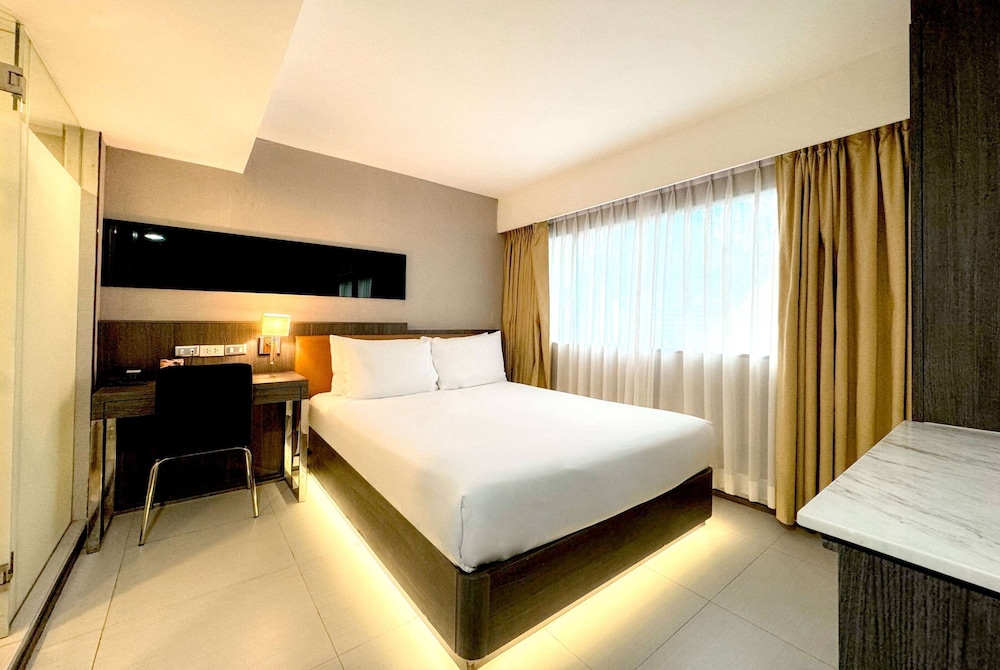 STANDARD, QUEEN BED
