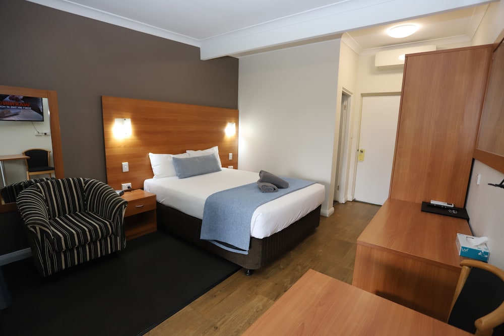 DELUXE, QUEEN BED