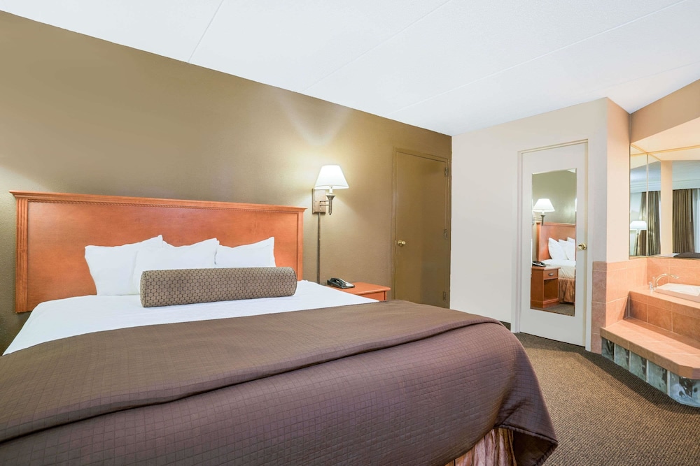 Ramada by Wyndham Plymouth Hotel and Conference Center 26/57