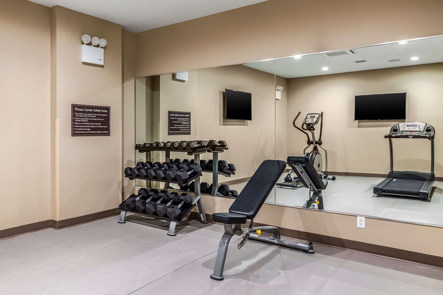 Van Wyck Hotel & Suites Near JFK Airport 24/46