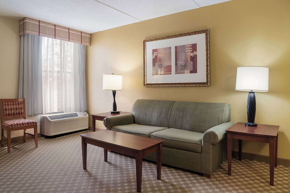 Quality Inn and Suites Saginaw, MI 26/47