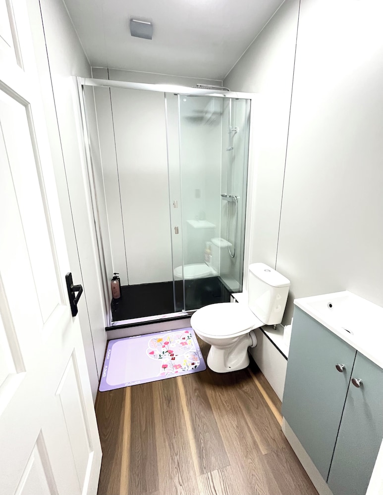 OYO Welsh Holiday Accommodation - Modern Stay 30/32