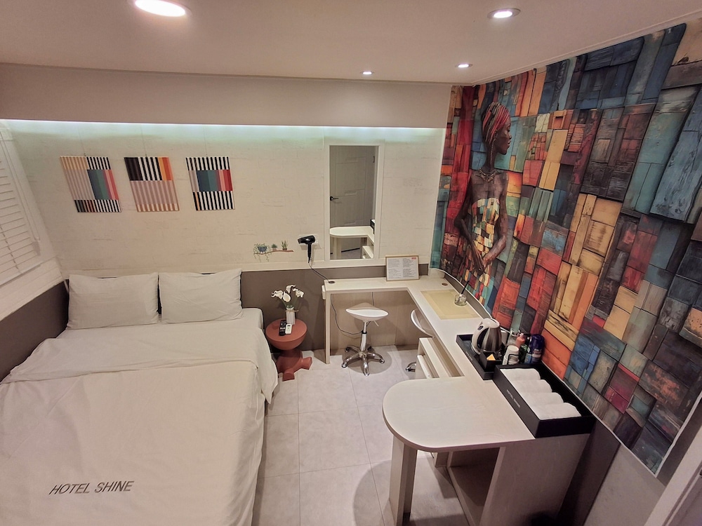 Shine Hotel 40/49