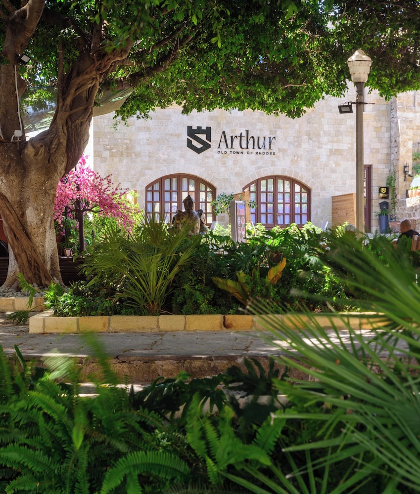 Arthur Suites 55/60
