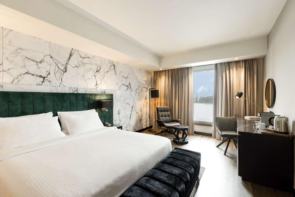 PREMIUM, CITY VIEW, LOUNGE ACCESS