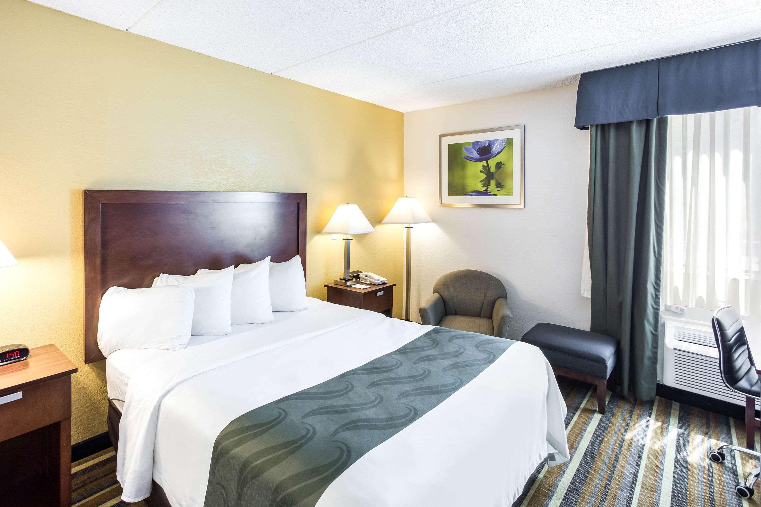 ROOM, QUEEN BED