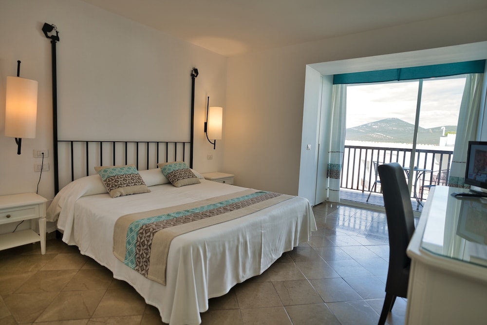 CLASSIC, DOUBLE BED, PARTIAL SEA VIEW