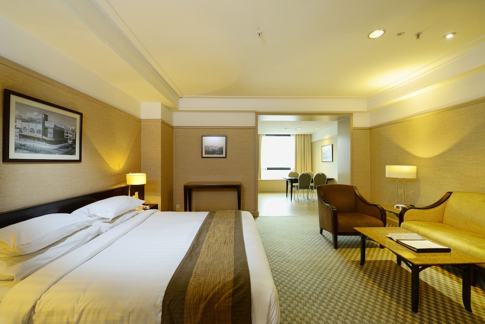 Pacific Regency Hotel Suites 26/70