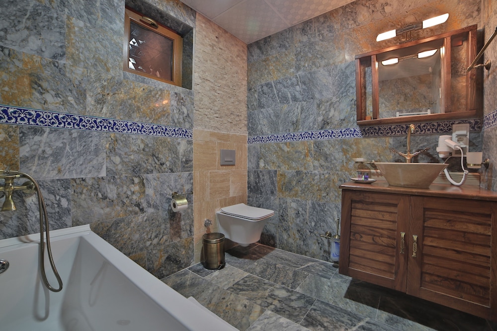 Caravanserai Inn Hotel 47/50