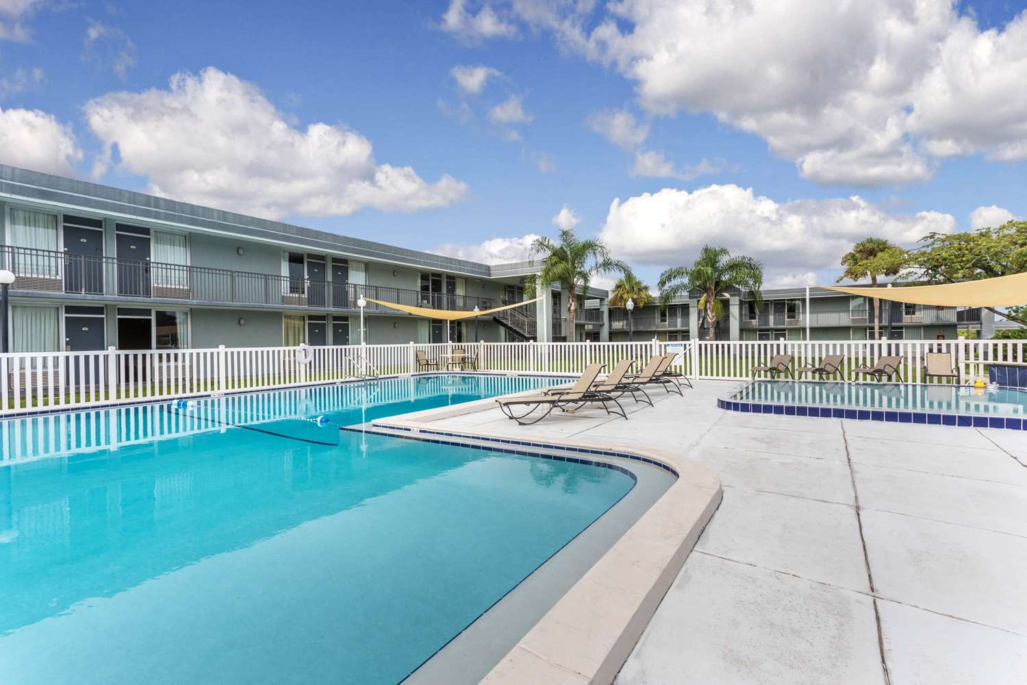 Super 8 by Wyndham Ocala I-75 32/56