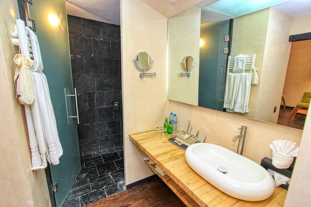 Uvence Arte + Hotel 48/50