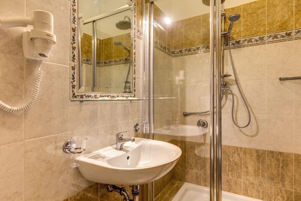 Adas Hotel 33/80