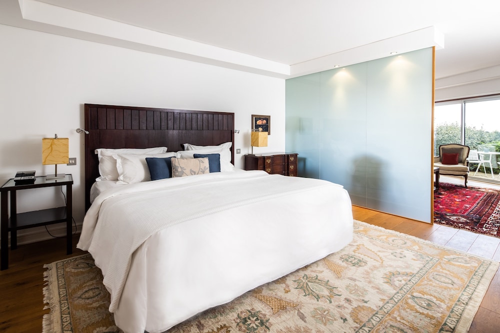 EXECUTIVE, SUITE