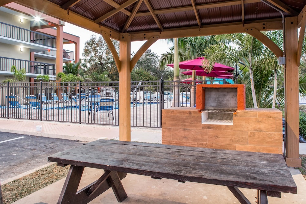 Days Inn by Wyndham Sarasota Bay 13/34