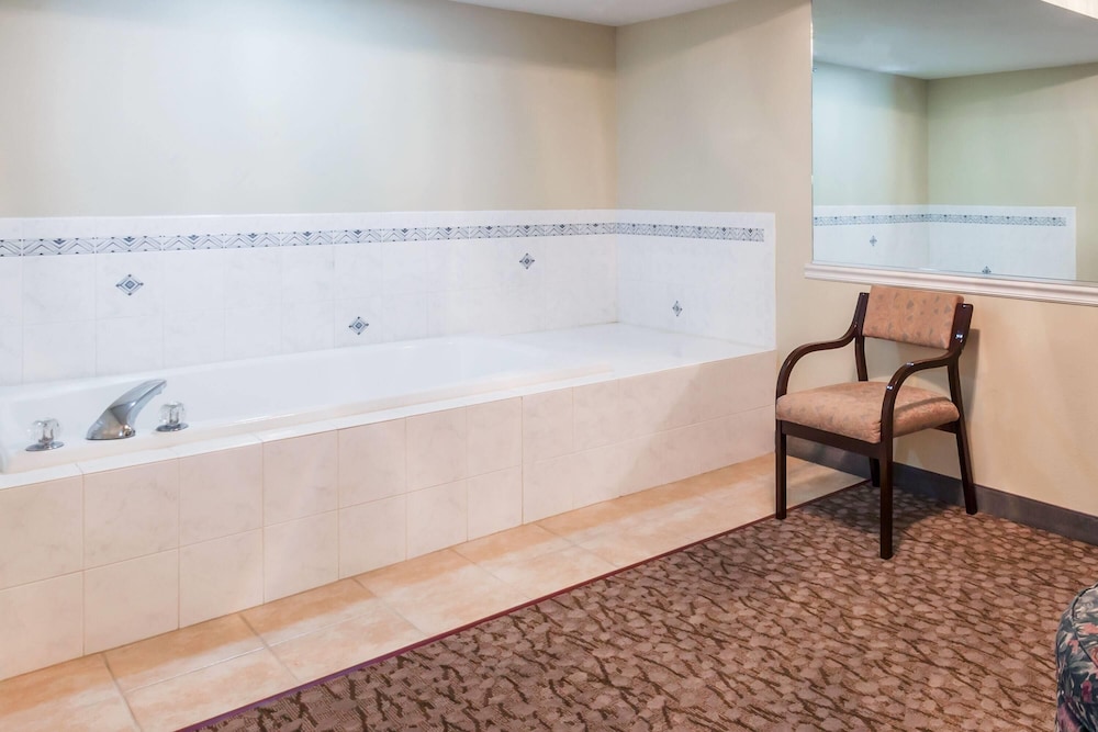 Wingate by Wyndham Joliet 32/37